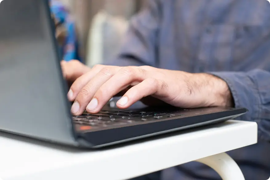 Joven buscando a través de la web cómo se hace el diseño de una página web