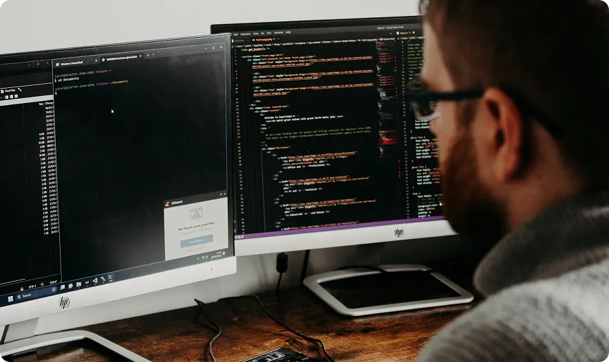 Desarrollador trabajando en proyecto web para una de las mejores empresas de desarrollo en Colombia