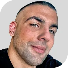 Retrato de integrante, Gabriel Hoyos especialista en diseño de marca para agencia de branding en Colombia