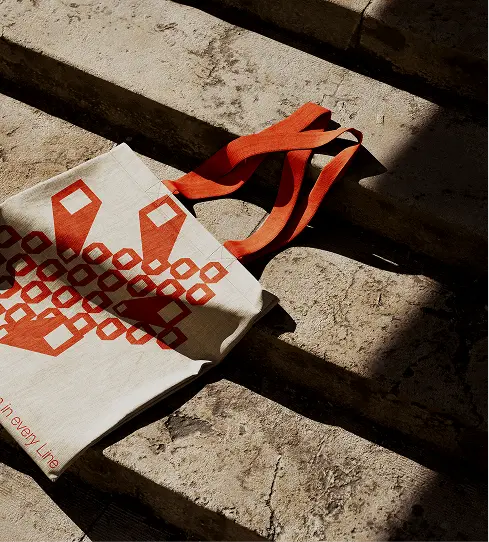 Bolsa de tela blanca con logos naranjas y diseño de marca Blok  para una agencia de branding en Colombia