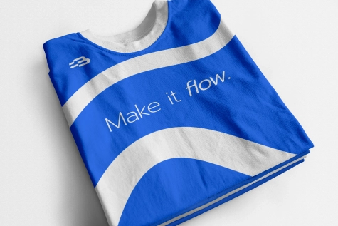 Camiseta azul y blanca para el diseño de marca de BPM LAT para una agencia de branding en Colombia