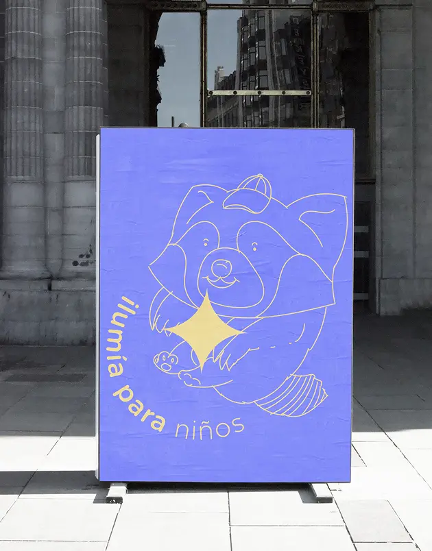 Aviso callejero de un oso amarillo del diseño de marca Ilumía para una agencia de branding en Colombia