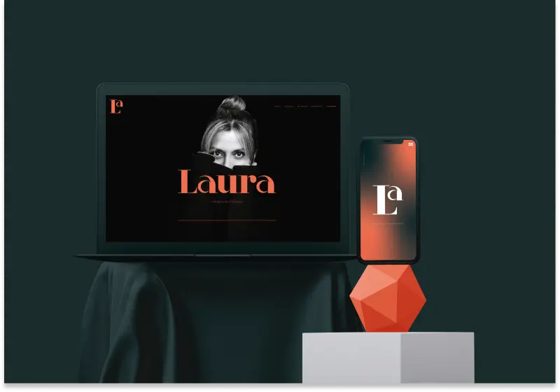 Celular y computador en una mesa para diseño de marca Laura O para una agencia de branding en Colombia