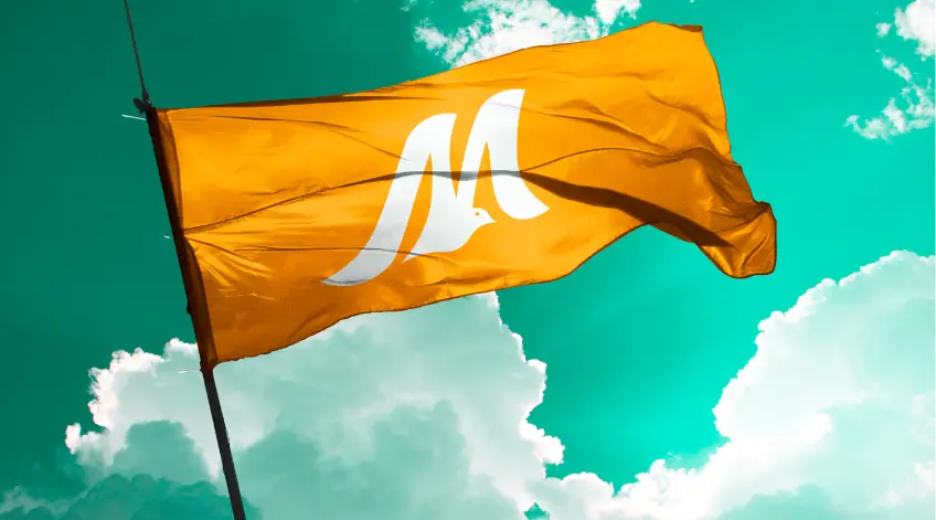 Bandera naranja con logo blanco del diseño de marca de Macuira para una agencia de branding en Colombia