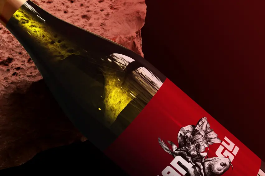 Etiqueta roja del diseño de marca de Piangú para una agencia de branding en Colombia