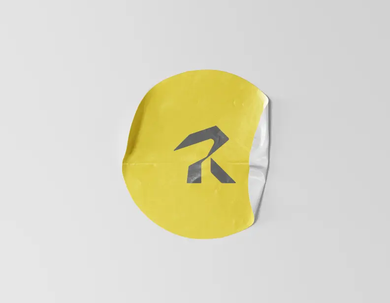 Sticker amarillo con logo gris  del diseño de marca Raminfar para una agencia de branding en Colombia