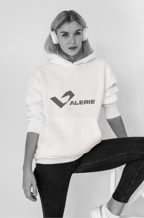 Mujer joven con audífonos del diseño de marca Raminfar para una agencia de branding en Colombia