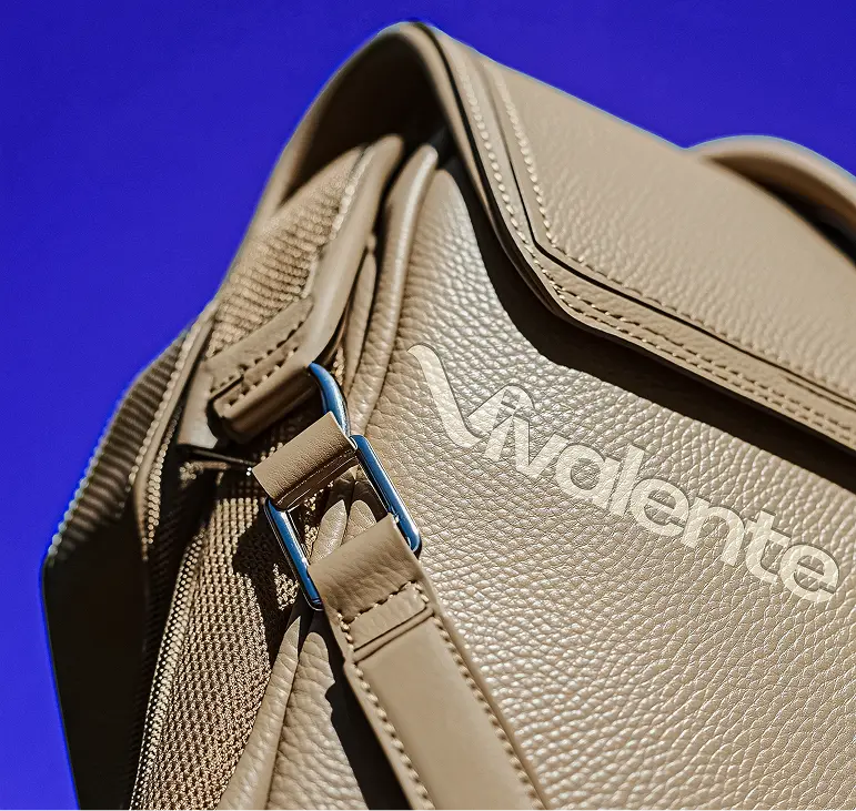 Bolso blanco con logo en relieve  del diseño de marca Vivalente para una agencia de branding en Colombia