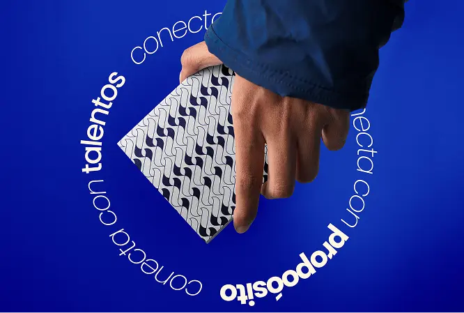 Cuaderno blanco con logos azules del diseño de marca Vivalente para una agencia de branding en Colombia