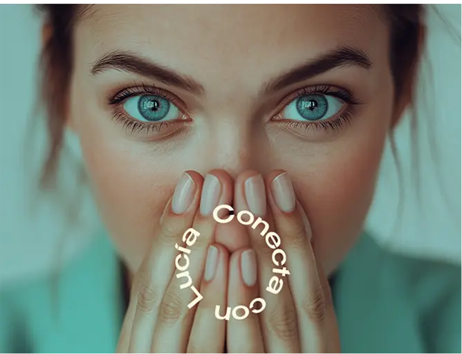 Mujer cubriéndose la boca del diseño de marca Vivalente para una agencia de branding en Colombia