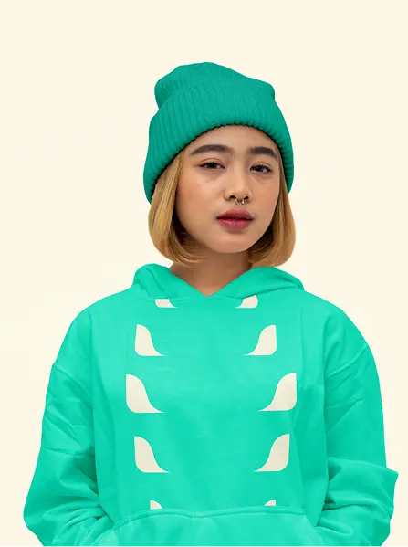 Mujer con outfit urbano del diseño de marca Vivalente para una agencia de branding en Colombia