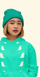 Mujer con outfit urbano del diseño de marca Vivalente para una agencia de branding en Colombia